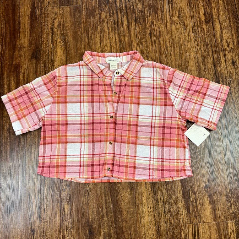 Passport Women’s Cream  and Pink Crop —Top size L .